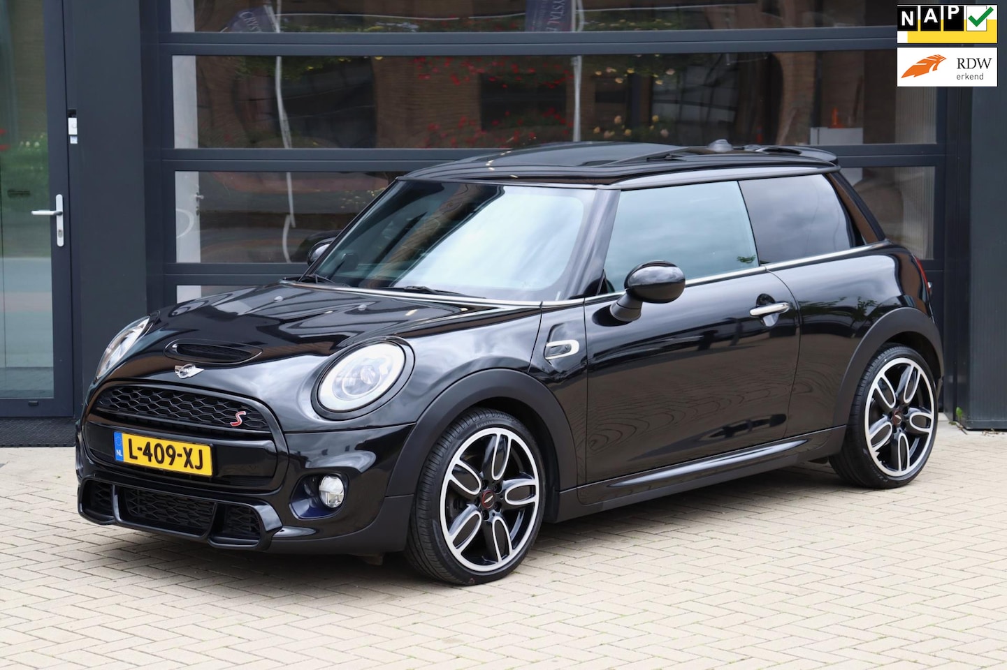 MINI Cooper S - JCW Pakket | Panorama | Navigatie | Stoelverwarming | 18" LM Velgen - AutoWereld.nl