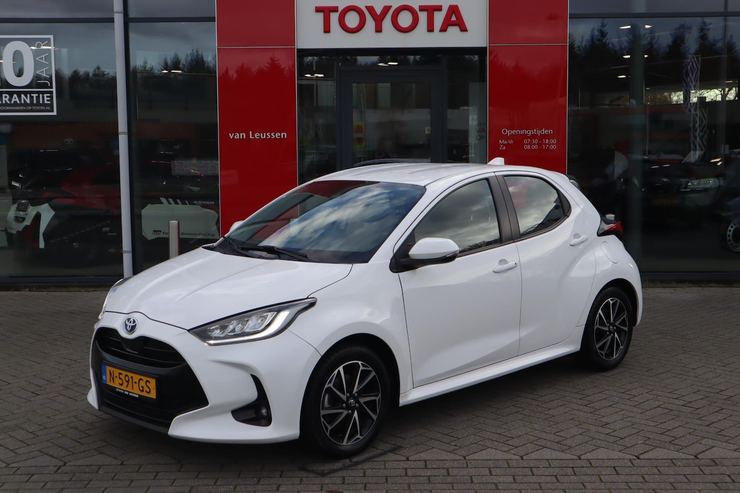 Toyota Yaris - 1.5 YBRID DYNAMIC APPLE/ANDROID KEYLESS LM-VELGEN AD-CRUISE CAMERA ALL-SEASON  NL-AUTO - AutoWereld.nl