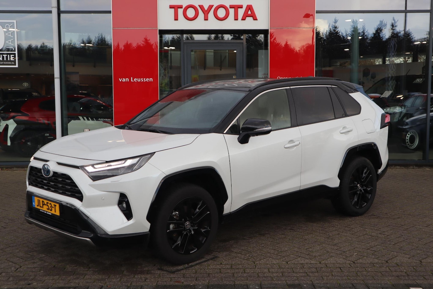 Toyota RAV4 - 2.5 HYBRID BI-TONE STOEL/STUURVERW. 360GR-CAM JBL-AUDIO BLIND-SPOT KEYLESS FACELIFT-MODEL! - AutoWereld.nl