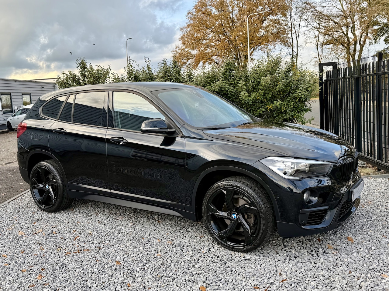 BMW X1 - sDrive18i Exe Aut Nav|Cruis|PDC|LED Zwart - AutoWereld.nl