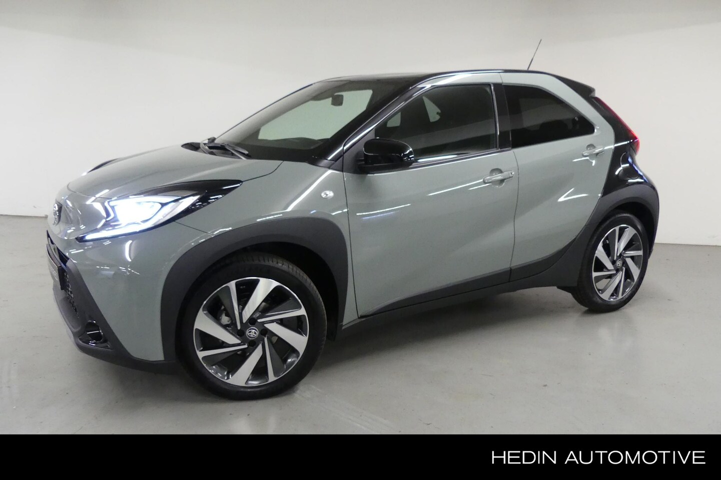 Toyota Aygo X - 1.0 VVT-i S-CVT Envy | Automaat | Multimedia | Climate Control | LED | Camera | Parkeersen - AutoWereld.nl