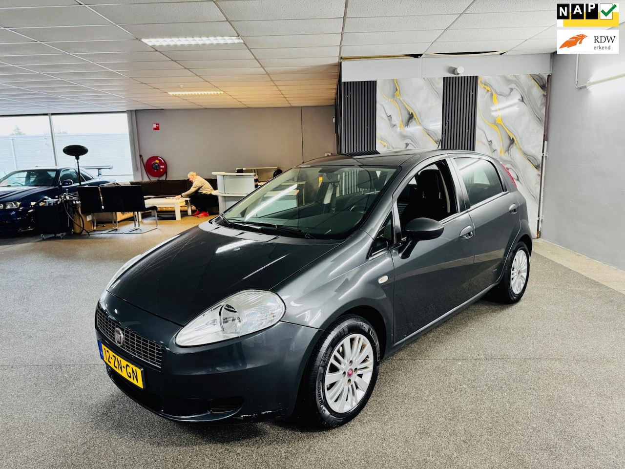 Fiat Grande Punto - 1.2 Dynamic Apk Nieuw,Airco,Cruise,Lm velgen,N.A.P,5Deurs,2 sleutels + facturen!! - AutoWereld.nl