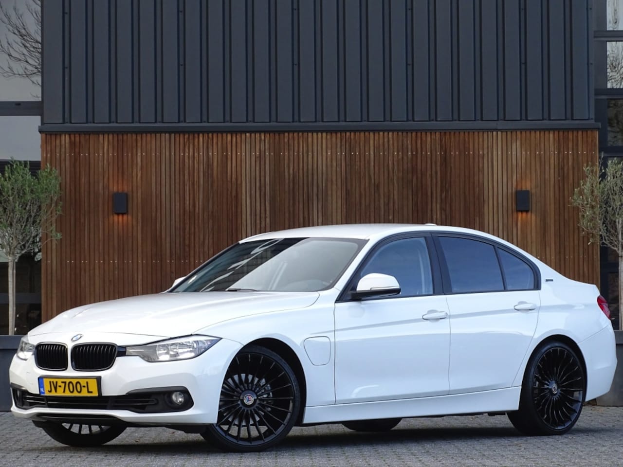 BMW 3-serie - 330e 252PK automaat / Executive / Alpina / LED *NAP* - AutoWereld.nl