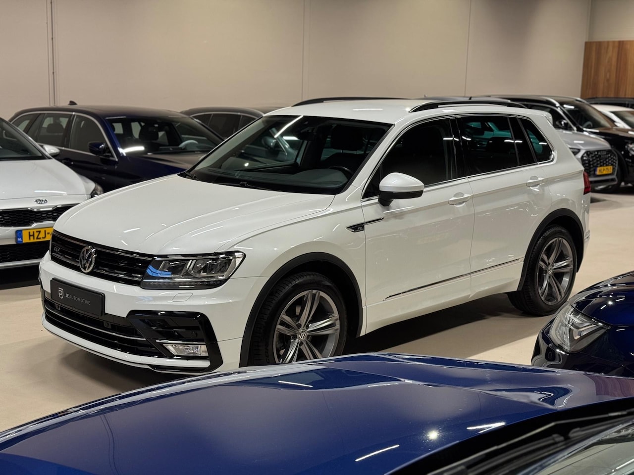 Volkswagen Tiguan - 1.4 TSI R-Line, Led, Clima, Multistuur, Private Glas, 19" Velgen, Trekhaak 13P, PDC, Volle - AutoWereld.nl