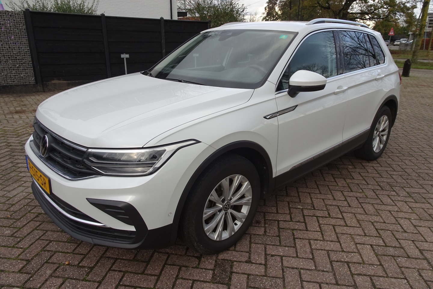 Volkswagen Tiguan - 1.5 TSI Life AIRCO * LMV * NAVI * KAMERA * TREKHAAK * - AutoWereld.nl