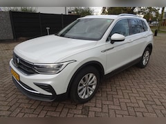 Volkswagen Tiguan - 1.5 TSI Life AIRCO * LMV * NAVI * KAMERA * TREKHAAK *