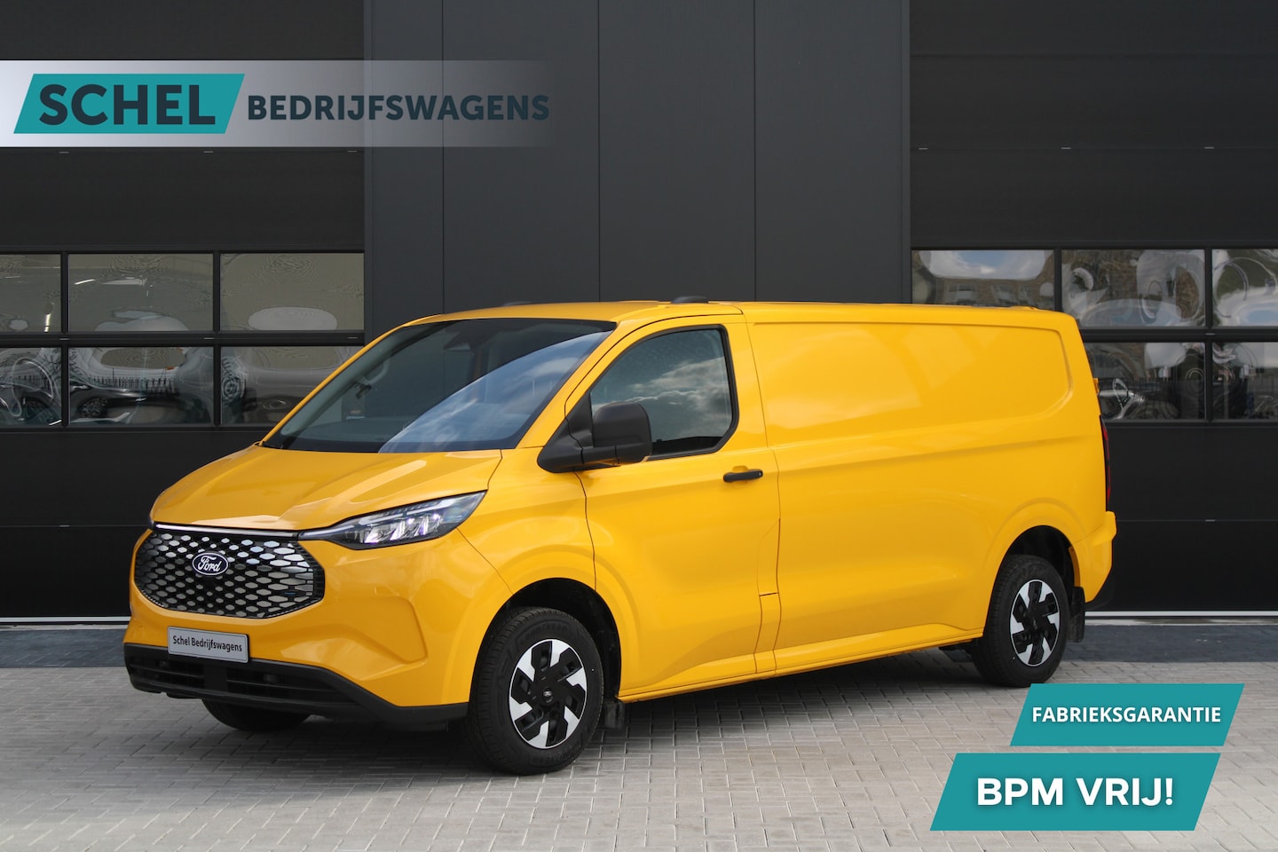 Ford Transit Custom - E-Transit 340 L2H1 Trend 65 kWh 136pk - Trekhaak - Camera - LED - Carplay - Grootlicht Ass - AutoWereld.nl