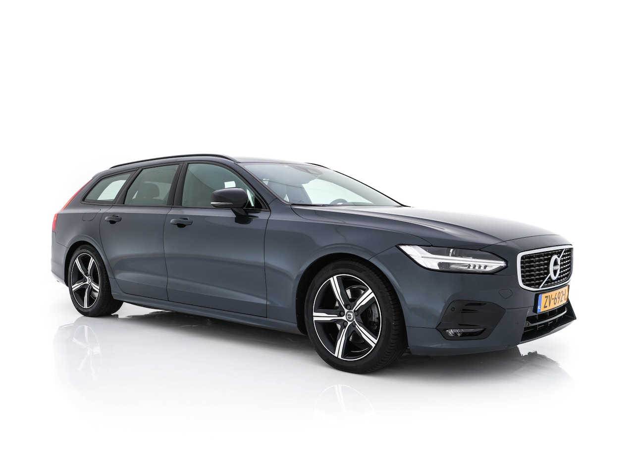 Volvo V90 - 2.0 D4 R-Design (INCL-BTW) LEATHER-FABRIC | DIGI-COCKPIT | FULL-LED | HEATED-SPORTSEATS | - AutoWereld.nl