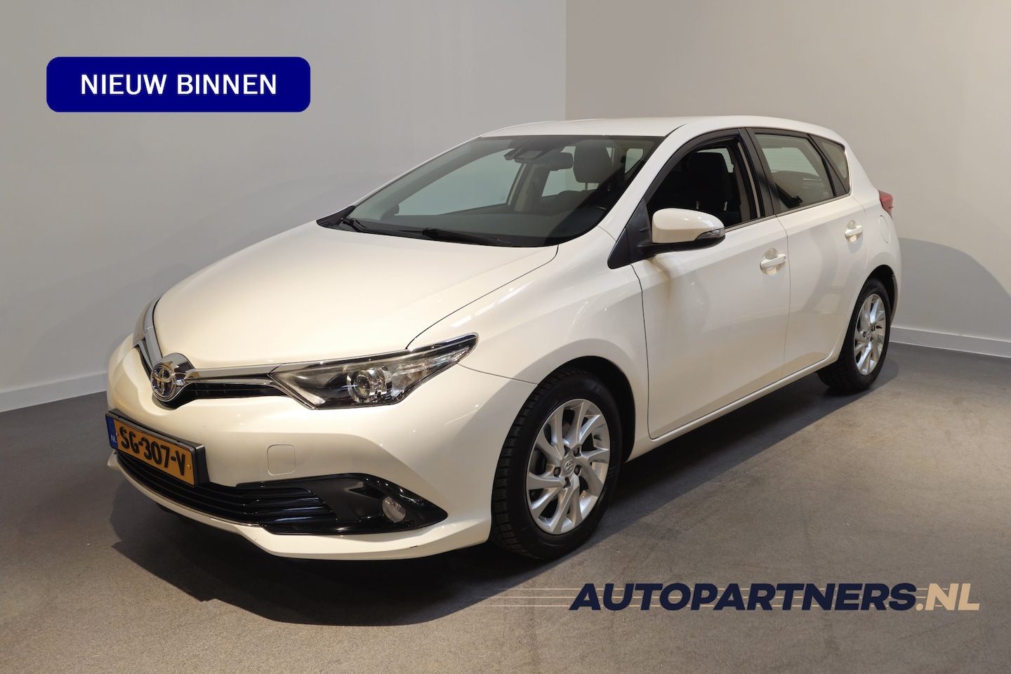Toyota Auris - 1.8 Hybrid Dynamic - Navigatie - Achteruitrijcamera - Cruise - Climate control - AutoWereld.nl