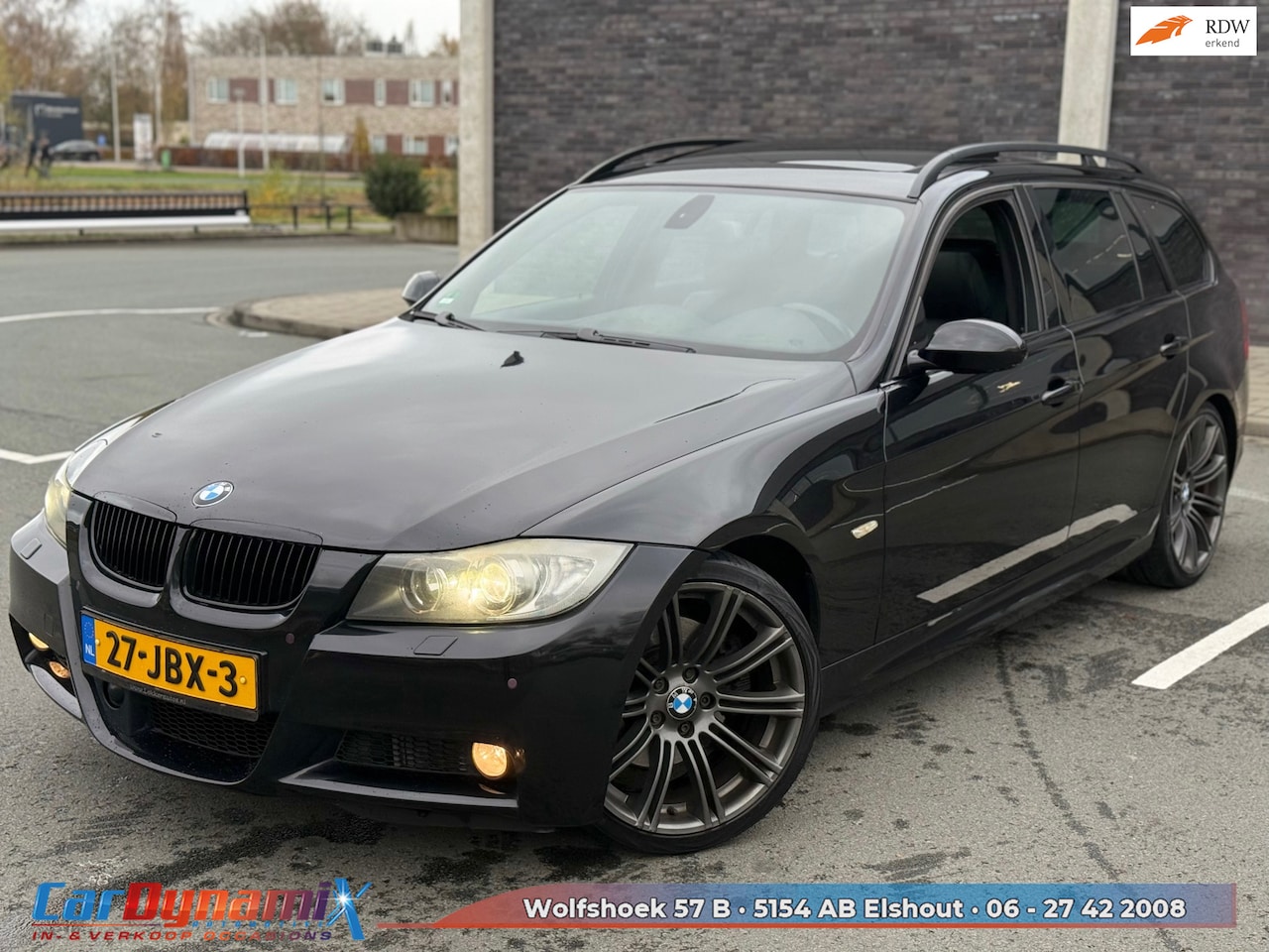 BMW 3-serie Touring - 330i Business Line | M-pakket | Pano | Keyless | ACC | Zwarte hemel | BOMVOL - AutoWereld.nl