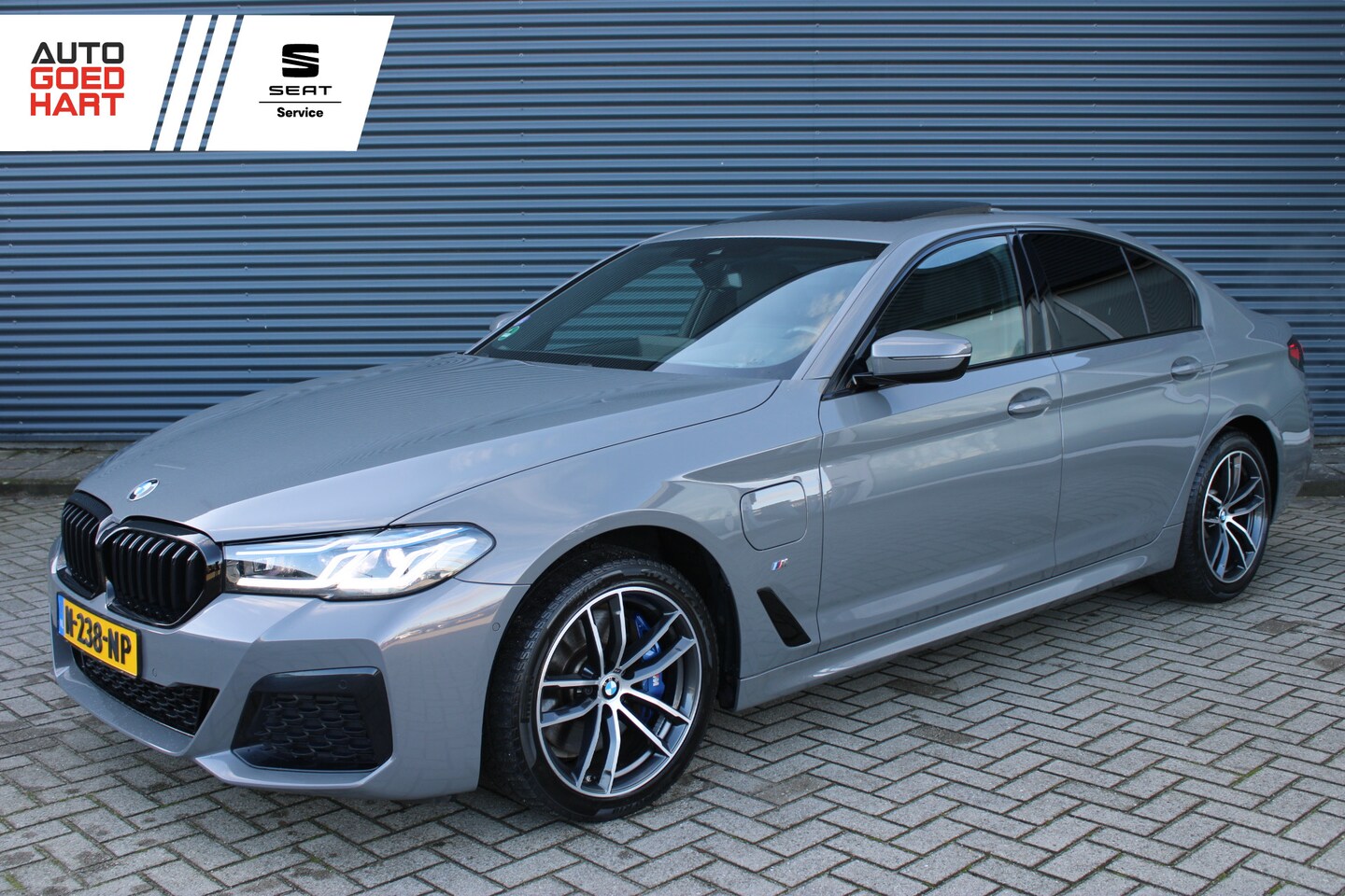 BMW 5-serie - 520e M-Sport Panoramadak Laser Leer Comfort-Zetels - AutoWereld.nl