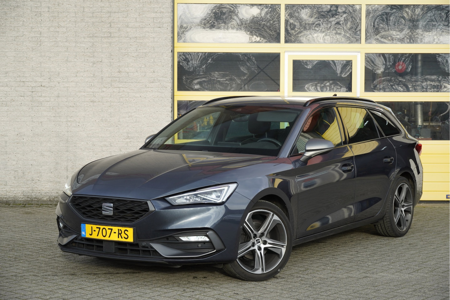 SEAT Leon Sportstourer - 1.5 TSI 150PK! FR Launch Edition BJ2020 Lmv 18" | Led V+A | Pdc | Navi | Elek. trekhaak | - AutoWereld.nl
