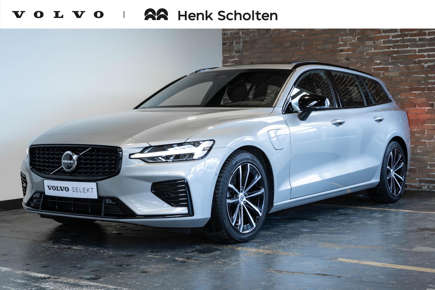 Volvo V60 - T6 Plug-in hybrid AWD Plus Dark | Verwarmbare Voorstoelen (met geheugen), Stuurwiel en Ach - AutoWereld.nl