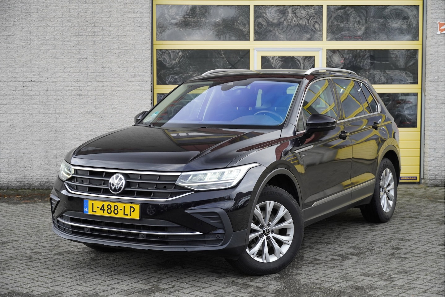 Volkswagen Tiguan - 1.5 TSI Life Business BJ2021 Lmv 17" | Led V+A | Pdc | Navi | Keyless entry | Trekhaak | V - AutoWereld.nl