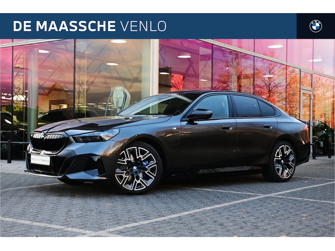 BMW 5-serie - 550e xDrive M Sport Automaat / Trekhaak / Bowers & Wilkins / Parking Assistant Professiona - AutoWereld.nl