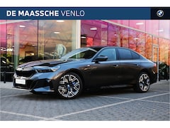 BMW 5-serie - 550e xDrive M Sport Automaat / Trekhaak / Bowers & Wilkins / Parking Assistant Professiona