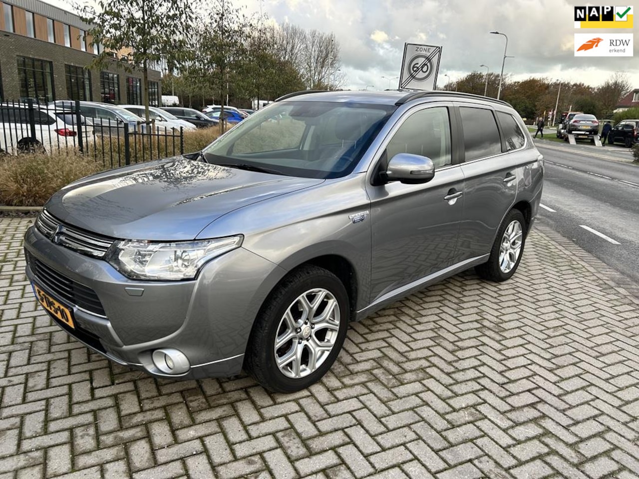 Mitsubishi Outlander - 2.0 PHEV Instyle+ 2014! 4WD NAVI Camera! - AutoWereld.nl