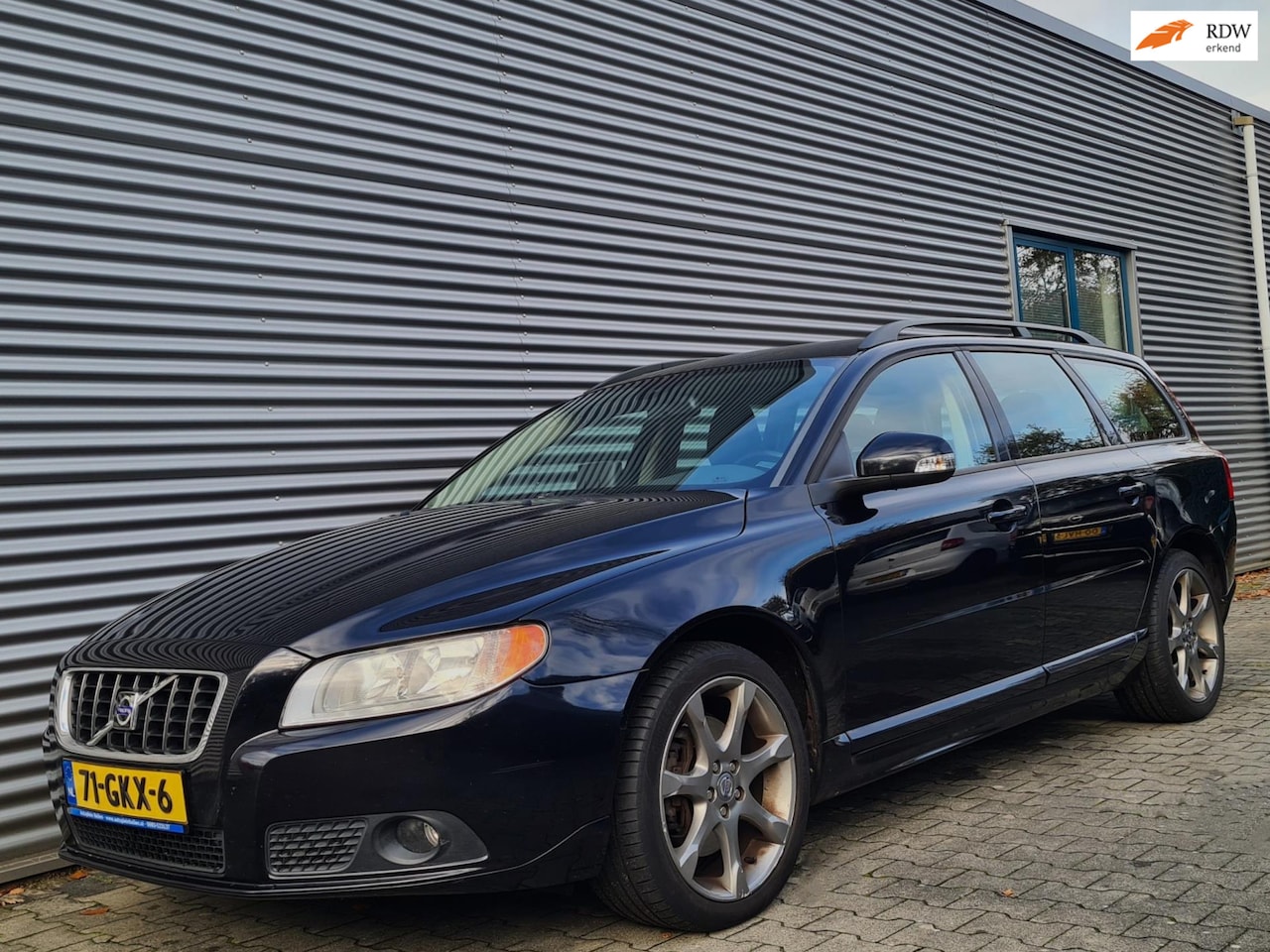Volvo V70 - 2.5T 200Pk Momentum 08-2008 Black Sapphire Metallic YOUNGTIMER!! - AutoWereld.nl