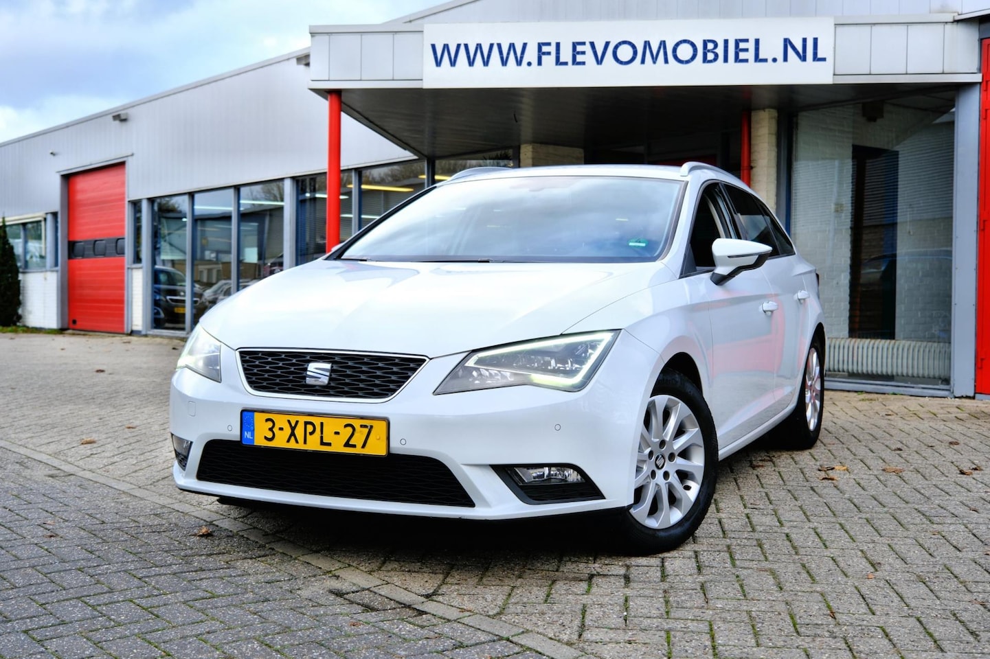 SEAT Leon ST - 1.6 TDI Style Business Ecomotive Leder|Navi|LED|Clima|LMV - AutoWereld.nl