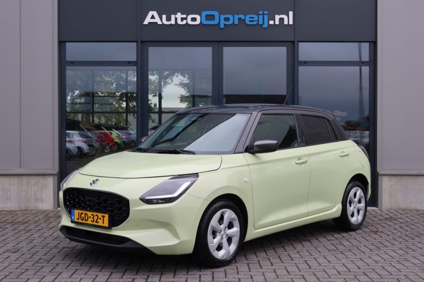 Suzuki Swift - 1.2 Style AUTOMAAT Smart Hybrid Two-Tone Clima, NAVI, Camera, Stoelverwarming, Cruise, LM- - AutoWereld.nl