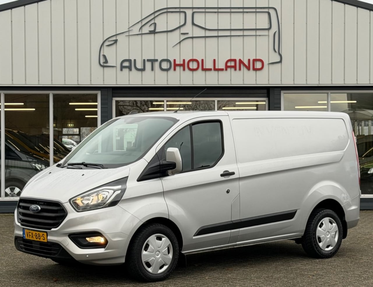 Ford Transit Custom - 2.0 TDCI 96KW 131PK AUTOMAAT EURO 6 AIRCO/ CRUISE CONTROL/ NAVIGATIE/ 100% DEALERONDERHOUD - AutoWereld.nl