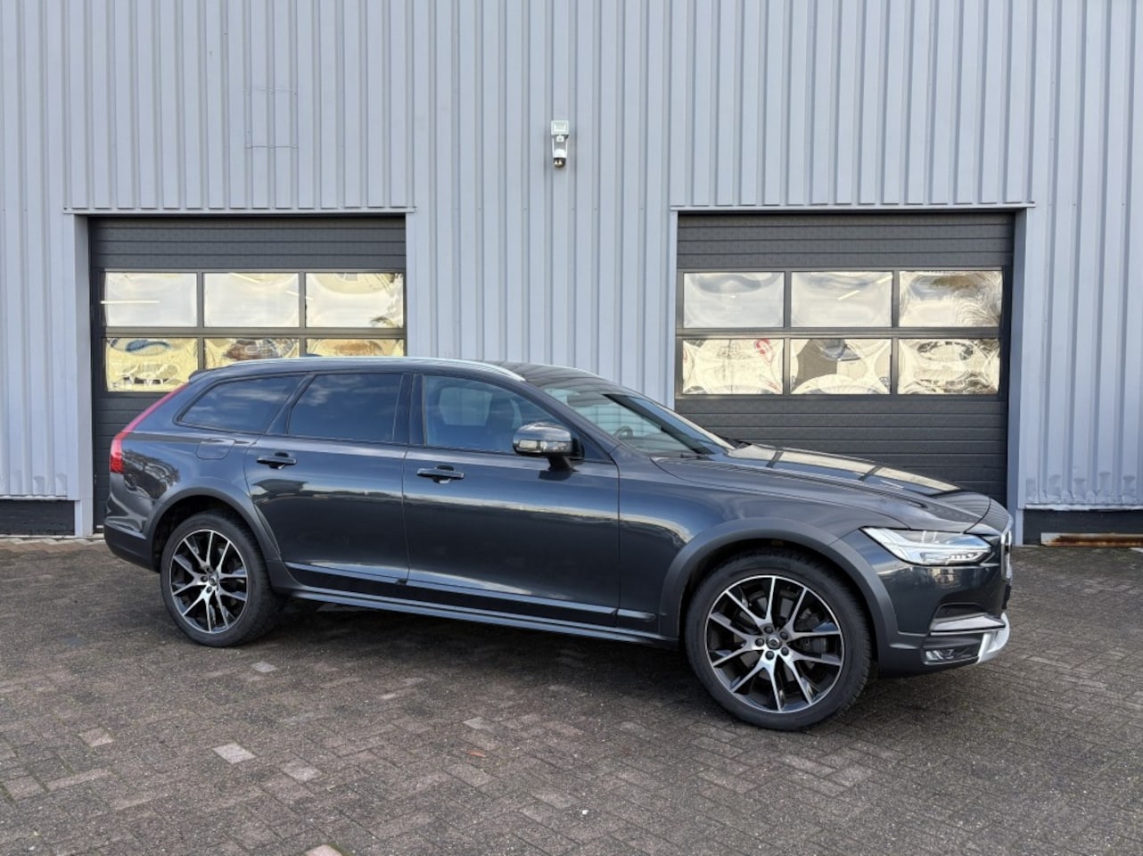 Volvo V90 Cross Country - 2.0 T5 90TH Anniversary Edition Pano I Hud I 20 Inch I Massage - AutoWereld.nl