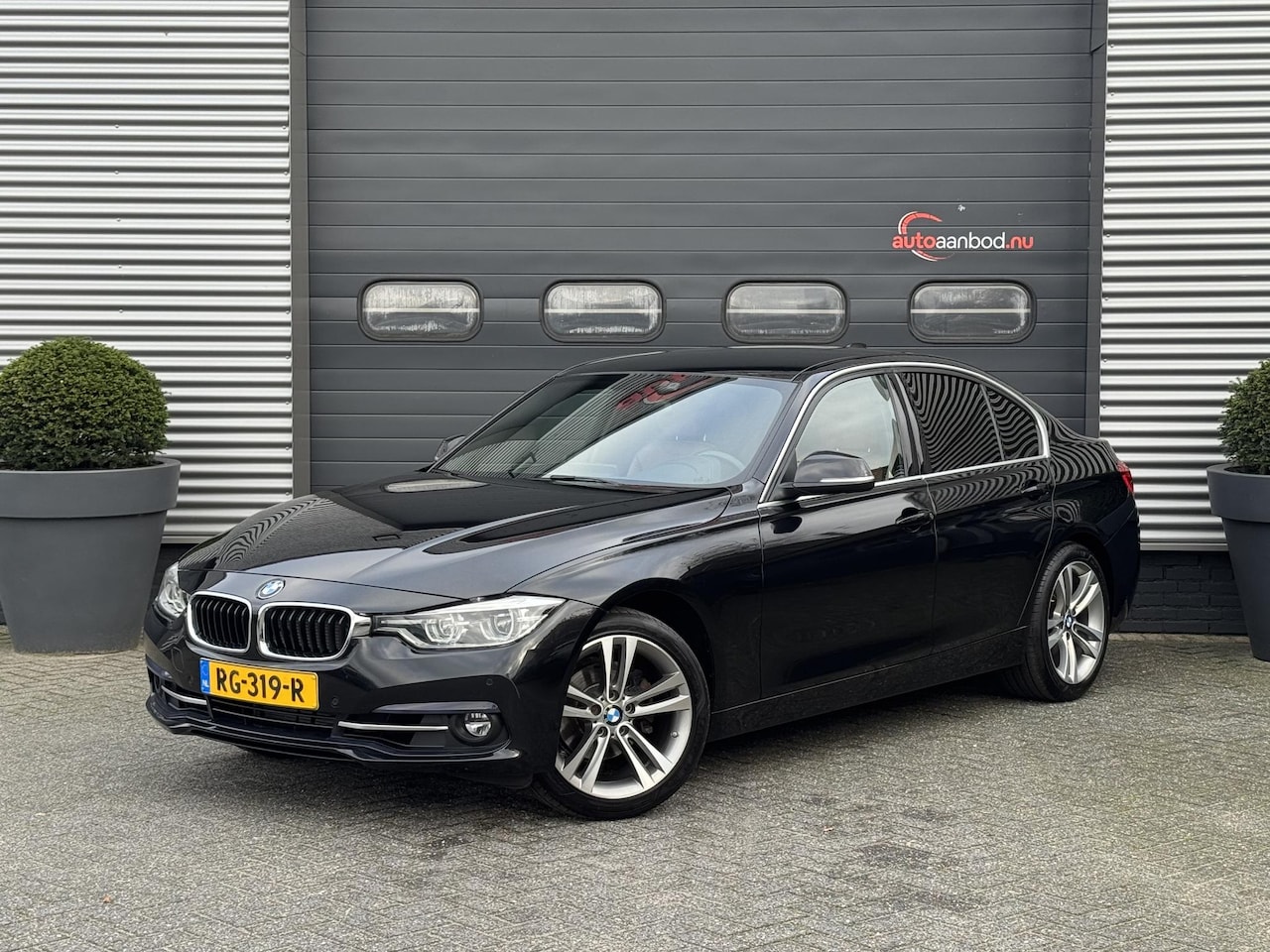 BMW 3-serie - 320i Corporate Lease High Executive | Navigatie | Privacy Glass | Lichtmetalen Velgen | Cl - AutoWereld.nl