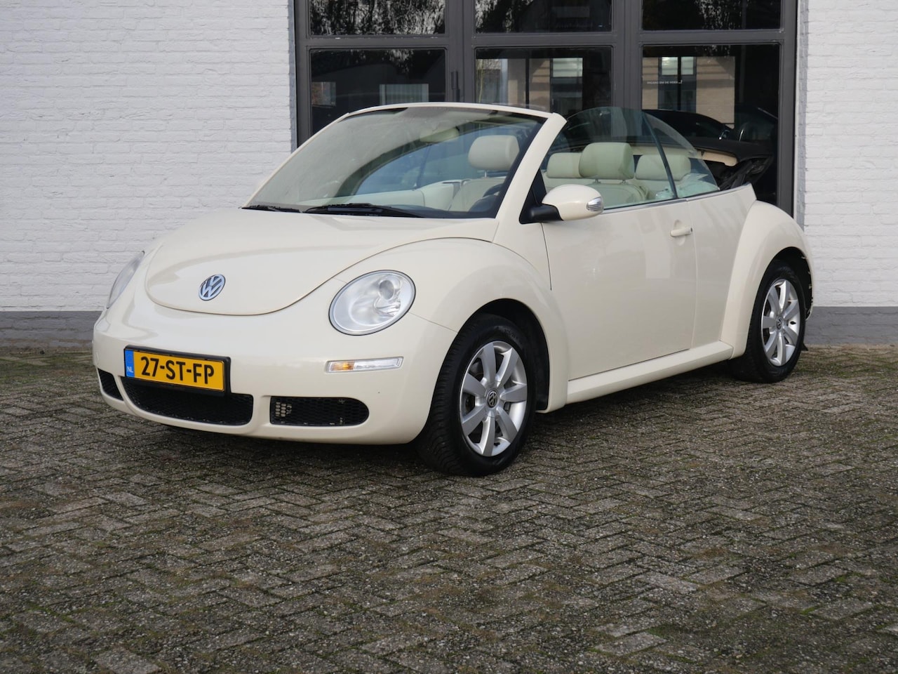 Volkswagen New Beetle Cabriolet - 2.0 Highline Airco Leder Stoelverwarming - AutoWereld.nl