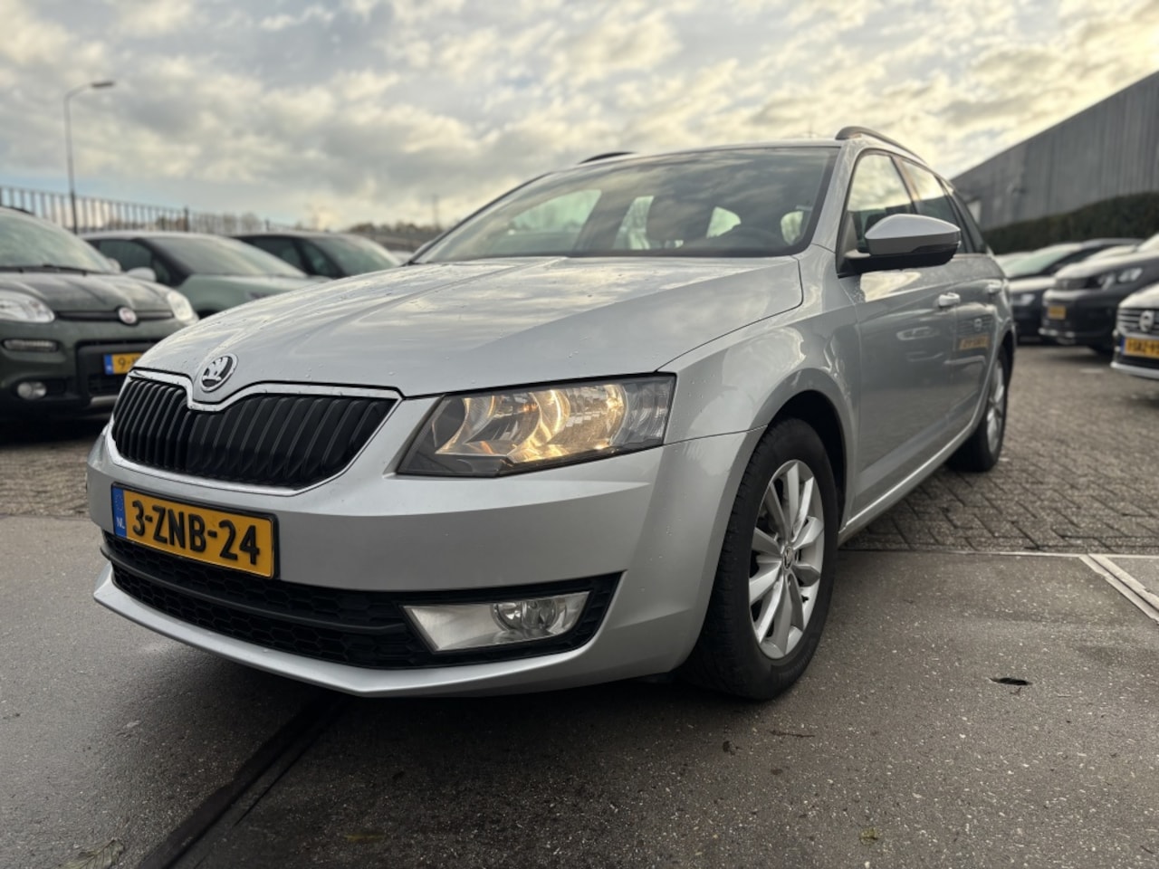 Skoda Octavia Combi - 1.6 TDI Ambition AUTOMAAT! - AutoWereld.nl