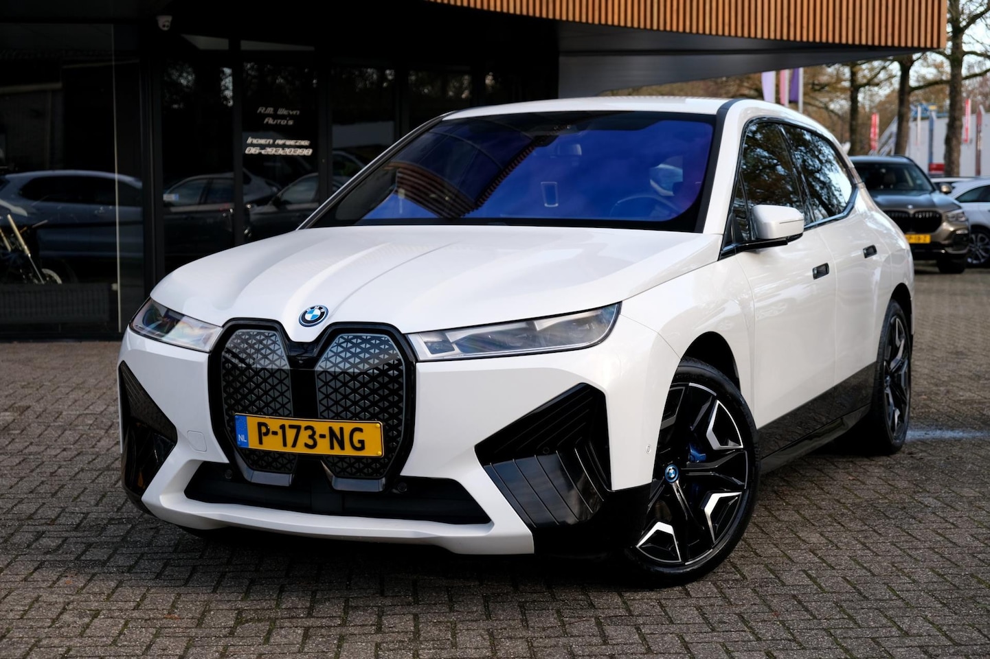 BMW iX - XDrive50 High Executive 112 kWh/M-Sportpakket/ACC/B&W/HUD/Laser/Achterasbesturing/Trekhaak - AutoWereld.nl