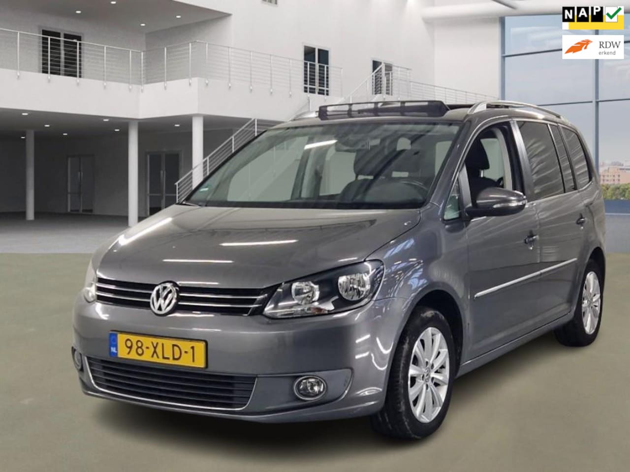 Volkswagen Touran - 1.2 TSI Highline BlueMotion|6BAK|PANO|NAVI|PSENSOR|TREKHAAK - AutoWereld.nl