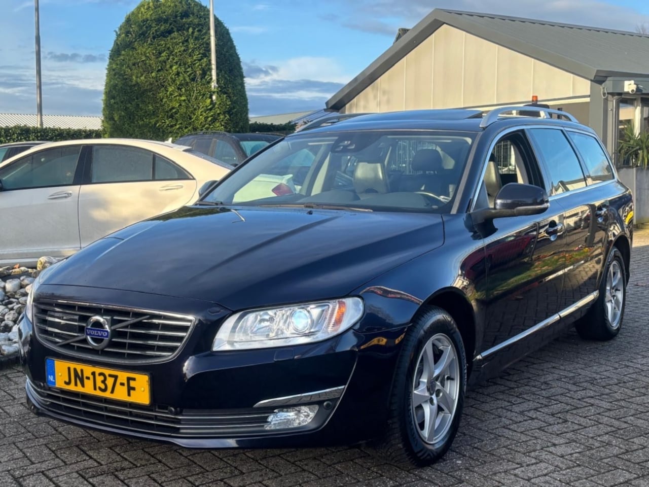 Volvo V70 - 2.0 D3 NL Auto 2016 Trekhaak Schuifdak - AutoWereld.nl