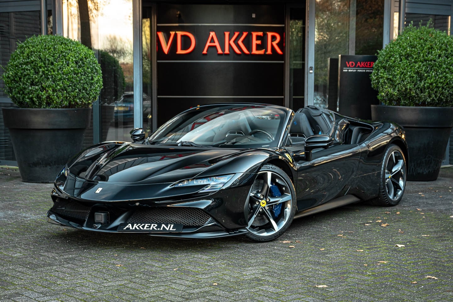 Ferrari SF90 Spider - 1.000 pk | Special Paint | Lift | LED-Stuurwiel | JBL Sound (NIEUW) - AutoWereld.nl
