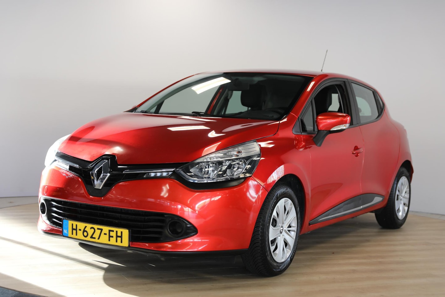 Renault Clio - 1.2 16V | 4 seizoenenbanden | PDC | Navi | Nieuwe APK - AutoWereld.nl
