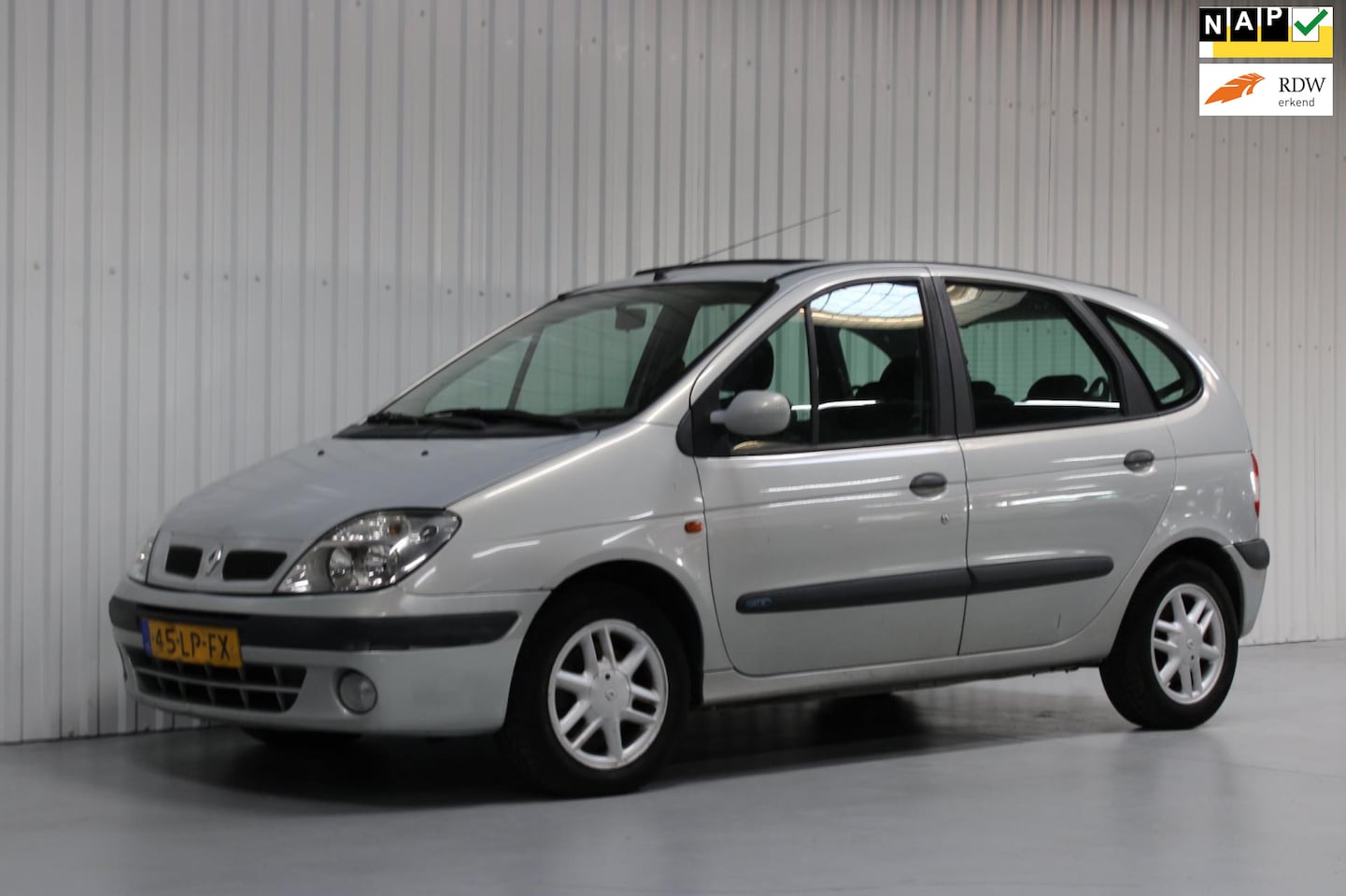 Renault Scénic - 1.4-16V Authentique 1.4-16V Authentique - AutoWereld.nl