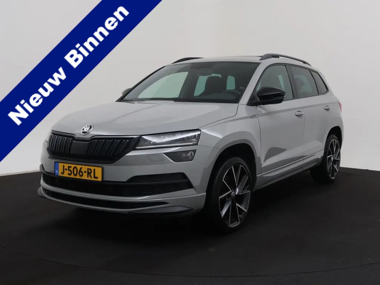 Skoda Karoq - 1.5 TSI ACT Sportline Business PANO | LED | Cruise | Navi | Stoelverw. | Trekhaak | LMV  1 - AutoWereld.nl