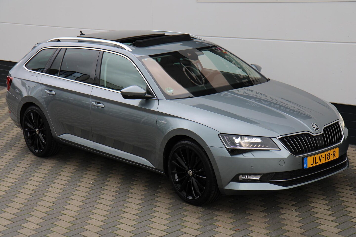 Skoda Superb - 2.0 TSI DSG 220PK Laurin & Klement Pano Leder!! - AutoWereld.nl