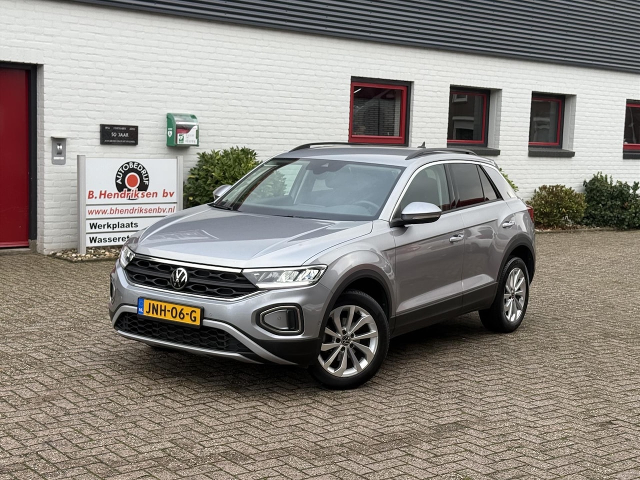 Volkswagen T-Roc - 1.5 TSI 150pk 7-DSG Style Camera achter/ Stoelverwarming/ Adaptieve cruise/ DAB/ Apple Car - AutoWereld.nl