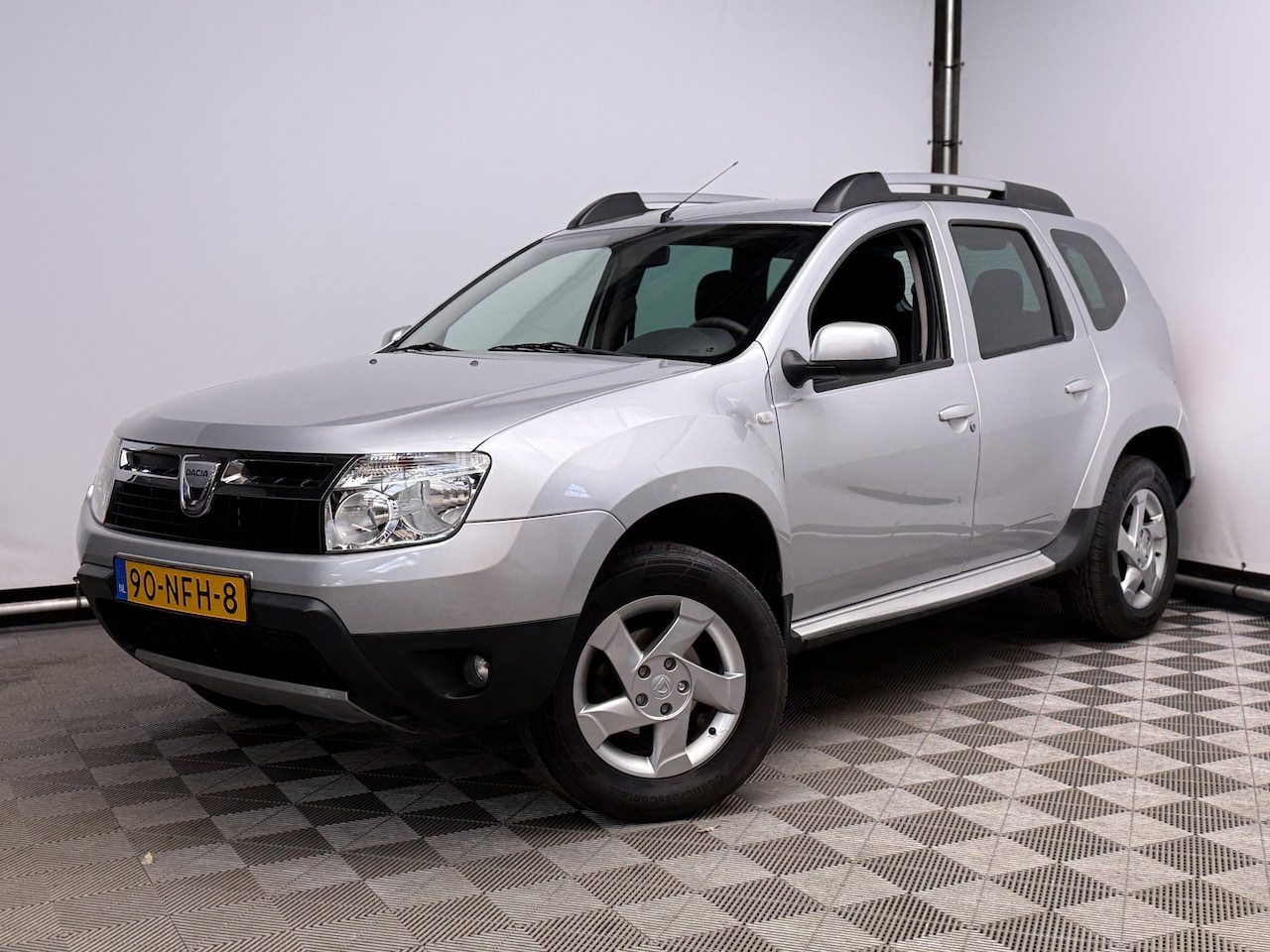 Dacia Duster - 1.6 Lauréate 2wd Airco LM16" Trekhaak NL Auto - AutoWereld.nl