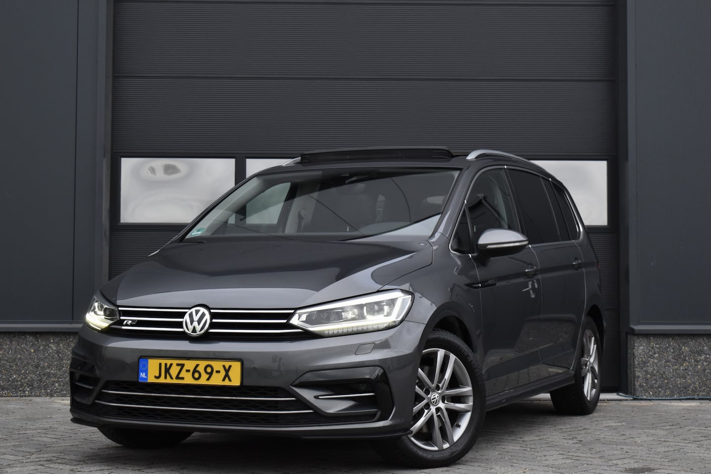 Volkswagen Touran - 1.5 TSI Highline Business R 7p Pano - Trekhaak - Cruise - Clima - AutoWereld.nl