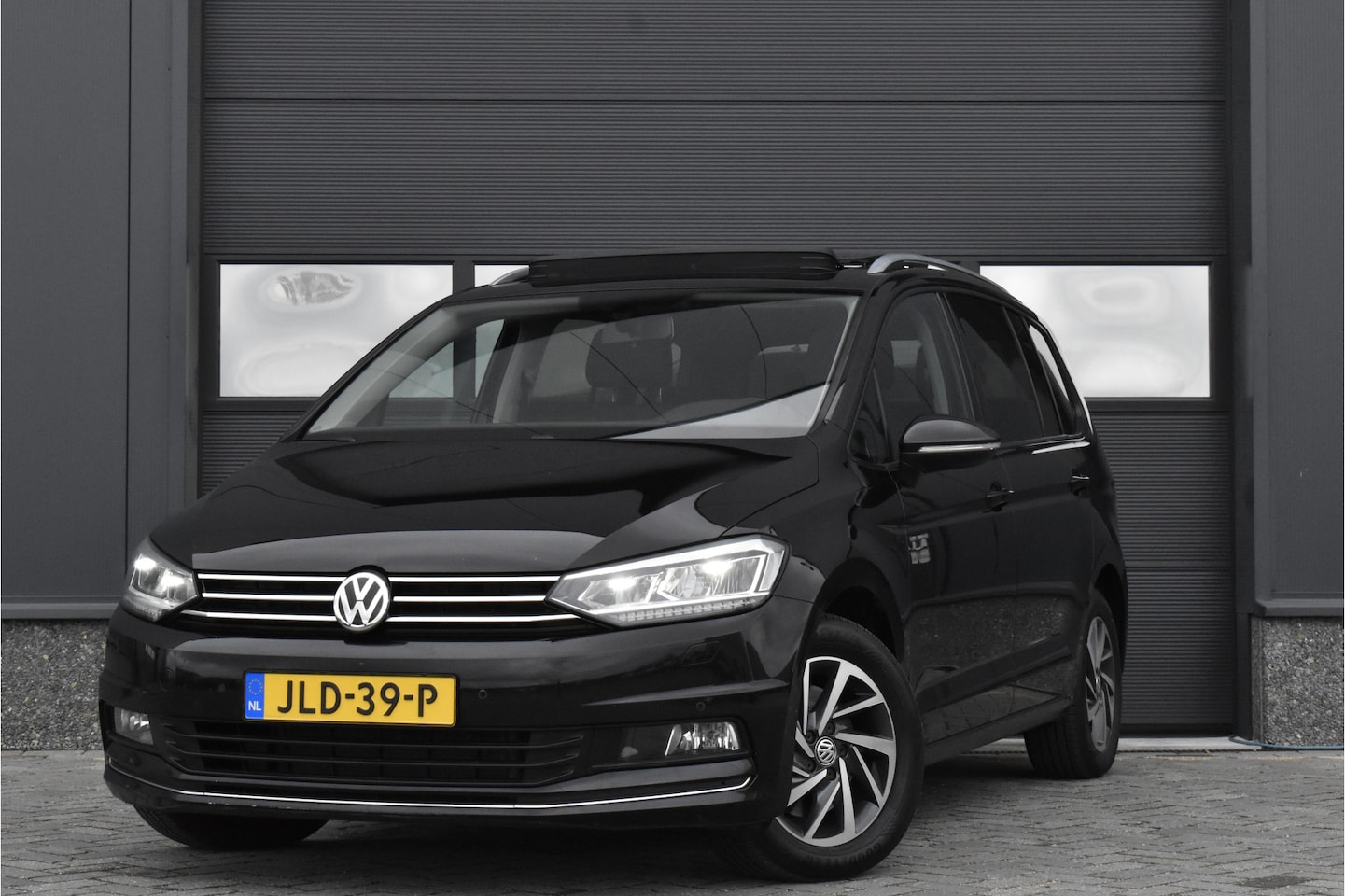 Volkswagen Touran - 1.4 TSI Highline Sound 7p Pano - Trekhaak - Carplay - Cruise - AutoWereld.nl