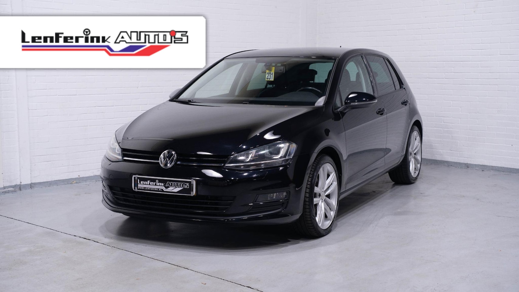 Volkswagen Golf - 2.0 TDI Highline Navi 18Inch Durban Comfortpakket Winterpakket Massagestoel Half leder PDC - AutoWereld.nl