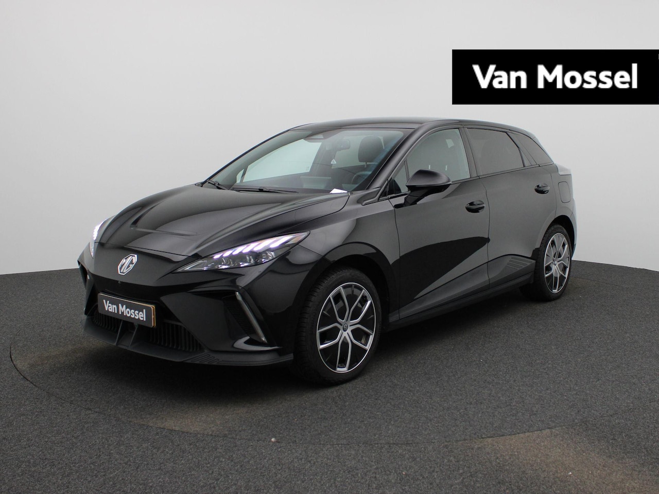 MG MG4 Electric - Luxury 64 kWh | Parkeer camera | Apple carplay / Android - AutoWereld.nl