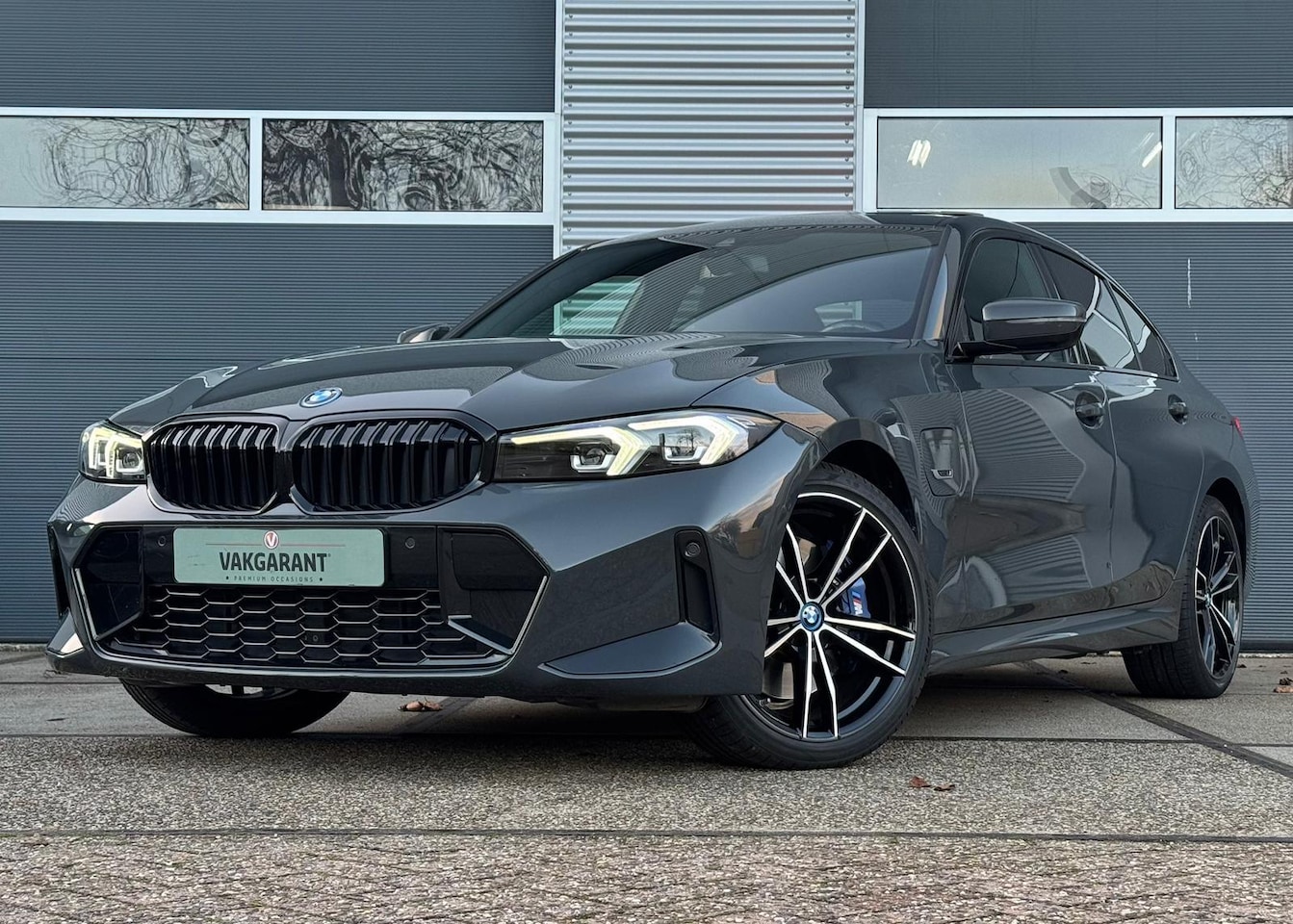 BMW 3-serie - 330e High Executive |schuif dak | Harman-Kardon |Dravitgrau | - AutoWereld.nl