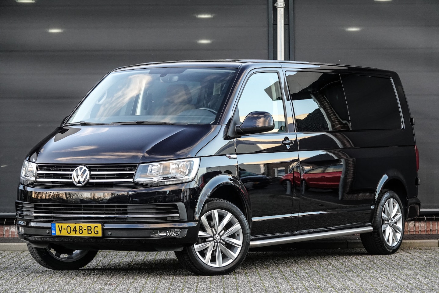 Volkswagen Transporter - L2H1 Dubbele Cabine 2.0Tdi 150Pk DSG7 | Highline | 5-Persoons | Sidebars | 18'' - AutoWereld.nl