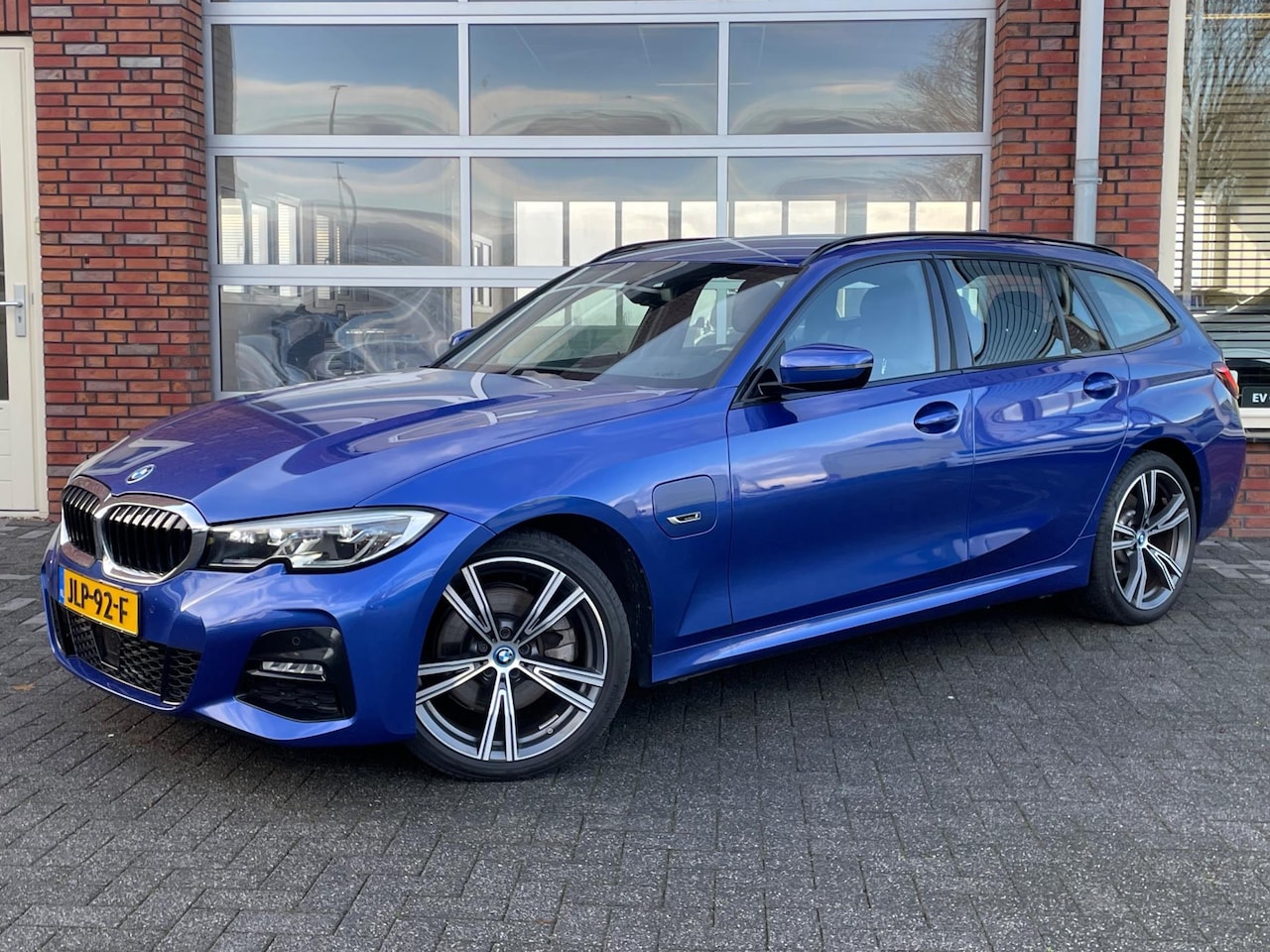 BMW 3-serie - 320e Business Edition Plus | M-Sportpakket | LED-Laserlights | Alcantara-Leder Bekleding | - AutoWereld.nl