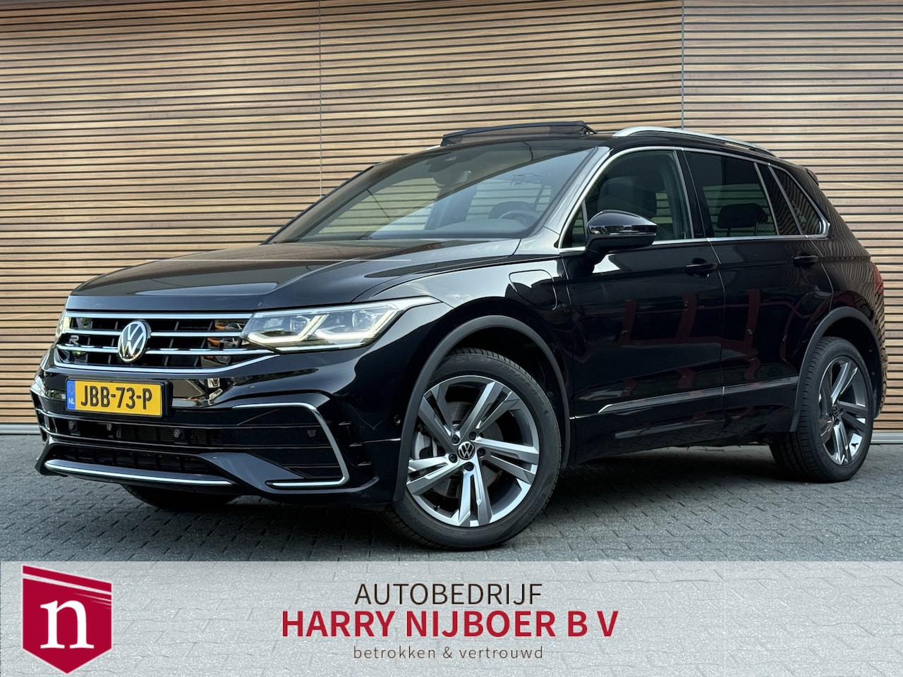 Volkswagen Tiguan - 1.4 TSI eHybrid R-Line Business+ Panodak / Dodehoek / Navi / Camera / Clima - AutoWereld.nl