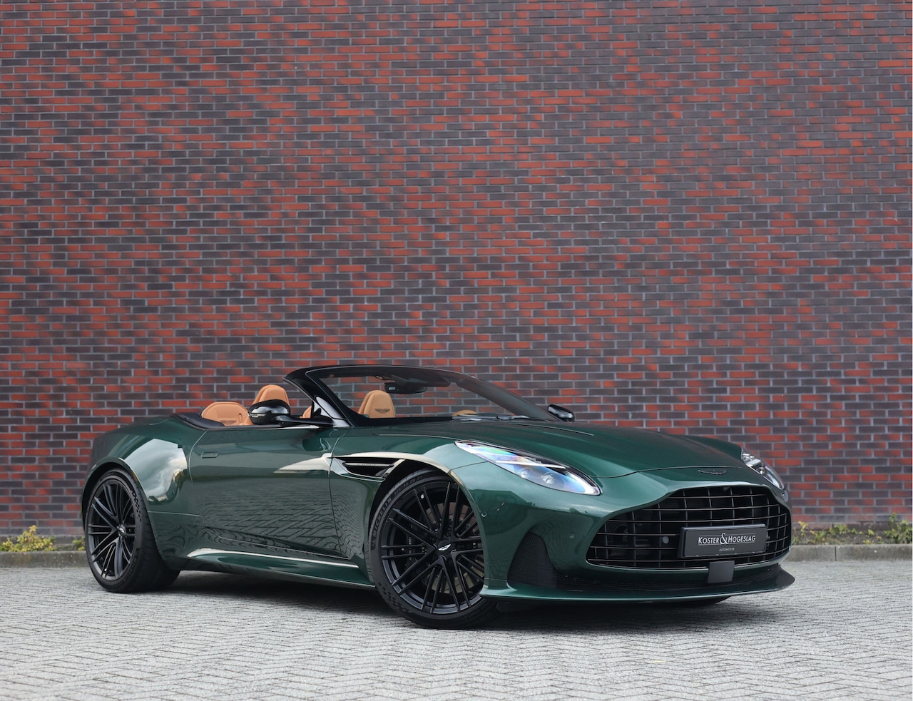Aston Martin DB12 Volante - 4.0 V8 | Green over tan - B&W - AutoWereld.nl