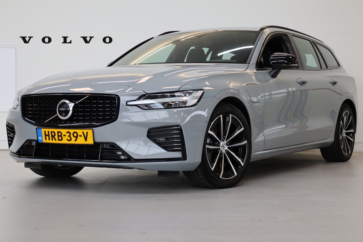 Volvo V60 - T6 350PK AWD Plus Dark | Trekhaak | 360° | Contourstoelen | HK | 18''' - AutoWereld.nl