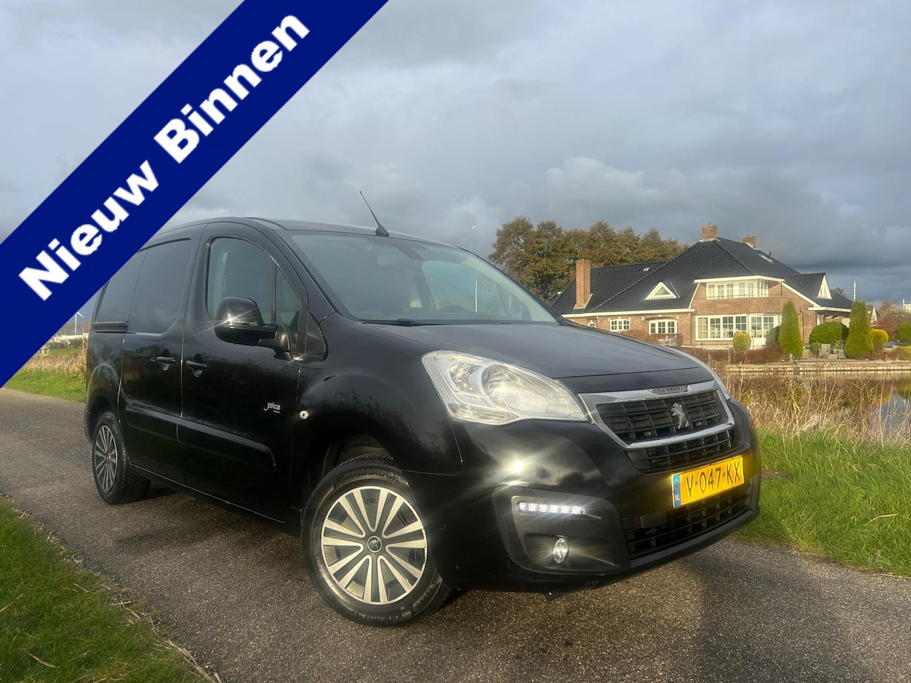 Peugeot Partner - 120 1.6 BlueHDi 120 PK L1 Premium Pack S&S 3-Zitter / Bijrijdersbank - AutoWereld.nl